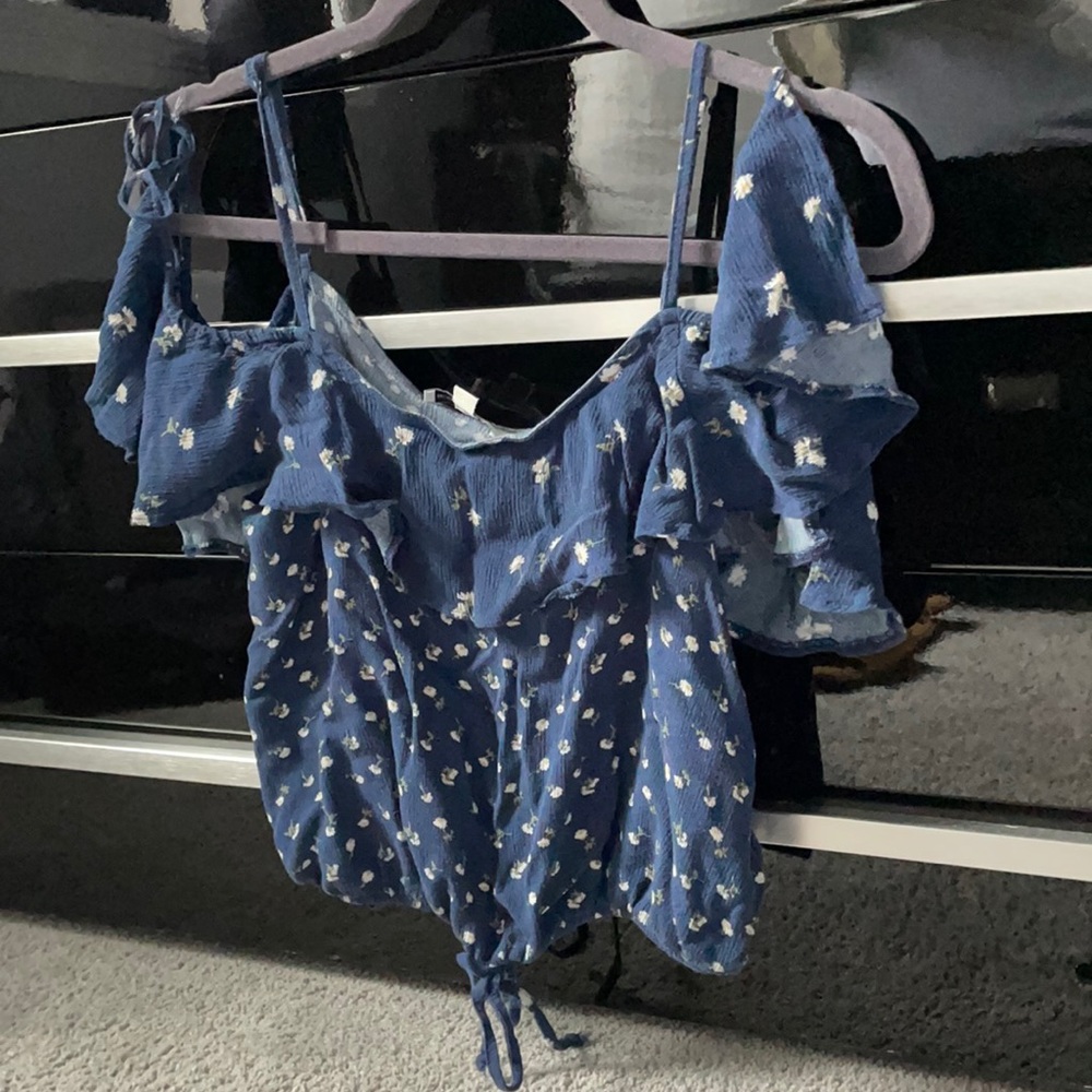 American eagle , navy blue , floral crop top . Size small , flowy , light weight